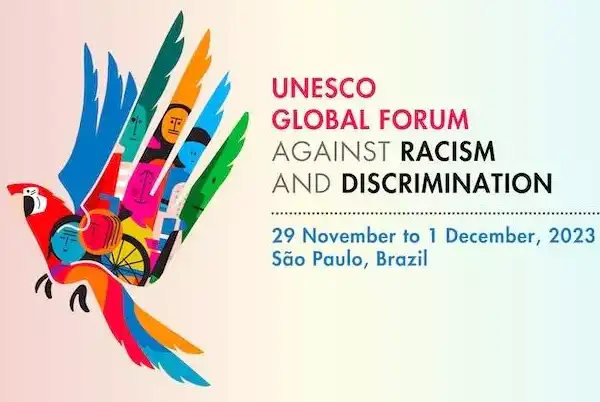 O Encontro Global da UNESCO Contra o Racismo e a Discriminação emergiu como um evento transformador no cenário global, marcando um ponto de virada no reconhecimento dos fatos, na compilação de evidências e na oferta de soluções concretas. Sua origem remonta ao Apelo Global Contra o Racismo, endossado pelos Estados-membros da UNESCO durante o Conselho Executivo em 2020. Este apelo instigou a UNESCO a ampliar suas atividades, culminando no desenvolvimento de um Roteiro para reforçar o papel da UNESCO na luta contra o racismo e a discriminação em todas as suas esferas de atuação. A UNESCO baseia-se em seus esforços e iniciativas estabelecidos, que incluem a Rota dos Escravizados, as Classes Magistrais Contra o Racismo e as Discriminações, a iniciativa Transformando Mentalidades e a Recomendação sobre a Ética da Inteligência Artificial. Com o auxílio de uma vasta rede de parceiros, incluindo cidades, sociedade civil e comunidades de ONGs e OSCs, o Roteiro visa expandir a abordagem integrada da UNESCO no combate ao racismo e à discriminação. O Encontro Global enfatiza a importância de colocar as questões raciais no centro das estratégias de desenvolvimento socioeconômico. O evento incluirá painéis de discussão, workshops e sessões paralelas que abordarão as narrativas que alimentam diversas formas de racismo e discriminação, bem como suas manifestações contemporâneas. Os tópicos de debate abrangerão: desenvolvimento de políticas inclusivas; promoção da igualdade de gênero; empoderamento da sociedade civil; estratégias para lidar com a inteligência artificial e seu papel na perpetuação do racismo; defesa dos direitos dos povos indígenas; fortalecimento do papel das cidades, espaços públicos, comunidades artísticas e acadêmicas; e o uso da filantropia social para combater a desigualdade racial.